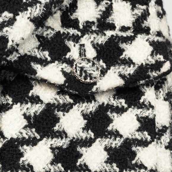 Chanel AW/19 Runway White & Black Houndstooth Wool-Tweed Coat - Picture 9 of 16